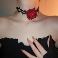 Collana girocollo gotica con spine nere e una grande rosa rossa finta - 37# Collana - Fiore Nero