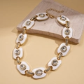 Dettaglio della collana in smalto bianco con cristalli su fondo di pietra - Collana-Bianco / Bianco/Oro
