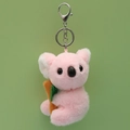 Porte-clés koala en peluche rose avec détail de branche et anneau en argent en gros plan - Avec Chaîne Perle / Style Feuille Rose