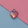 Dettaglio del ciondolo a cuore con scaglie di sirena in sfumature rosa e dorato - Squame di Pesce Iridescenti Rosa-Oro (5)