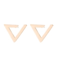 Vue détaillée des boucles d'oreilles triangles creux or rose au design géométrique pur - Style Triangle (301 Or Rose) / Or rose