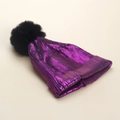 Dettaglio del berretto in maglia viola metallizzato con pompon in ecopelliccia - M (56-58cm) / Viola