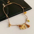 Detalle de collar trenzado con colgante de elefante dorado y cuentas de colores en cuero - Collar-Oro-Café (Colgante de Elefante)