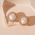 Detalle macro de pendientes de perlas cuadradas retro con diamantes y marco dorado fino - Pendientes Geométricos de Perlas Blancas y Diamantes de Imitación con Pin de Plata