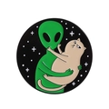 Épinglette en émail avec un extraterrestre vert serrant un chat blanc sur fond étoilé - Alien embrassant un chat