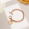 Bracelet doré rose à pendentif cœur avec fermoir à bascule sur un plateau - Or rose