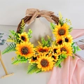 Künstlicher Sonnenblumenkranz auf Rebenbasis mit Leinenschleife und Farnblättern Deko - 11 Sonnenblumen Bienenfest Stil
