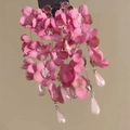 Nahaufnahme der rosa Stoff-Blumenohrringe mit eleganten weißen Perlen-Quasten - 74# Silbernadel - Rosa