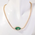 Gouden evil eye ketting met malachiet en zirkonen op een witte mannequin buste - Zirkoon Malachiet Ketting