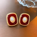 Orecchini vintage quadrati con smalto rosso scuro e inserto in perla bianca - Quadrato arrotondato rosso scuro con perla (50#)