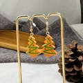 Boucles d'oreilles sapin de Noël en résine avec base orange et motifs de vagues - Noël arbre