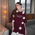 T-shirt oversize bordeaux in cotone con stampa grafica e pompon su una modella - S / Borgogna