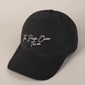 Dettaglio del ricamo bianco su un cappellino da baseball in cotone nero di alta qualità - M (56-58cm) / Nero