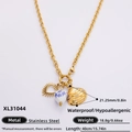 Collana a maglie in acciaio dorato con pendenti a cuore sole e stile porcellana - XL31044