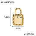 Colgante de candado cuadrado minimalista de acero titanio dorado con superficie texturizada - Candado Cuadrado con Textura Dorada (AP39924D0W0)