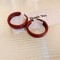 Orecchini a cerchio tondi minimalisti rosso intenso con finitura in metallo laccato - Cerchio Largo (6# Silver Earring Post) / Marrone Rosso Profondo
