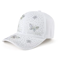 Vue détaillée des motifs de papillon en strass étincelants sur une casquette en coton blanc - Blanc