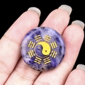 Handgehaltene 25mm Amethyst-Scheibe mit goldenem Yin-Yang-Symbol und Tai-Chi-Gravur - Blauer Sodalith