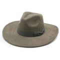 Detail van de suède fedora hoed met brede rand voorzien van een decoratieve strik en stiksels - M (56-59cm) / Legergroen Suède
