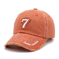 Detail der orangefarbenen gewaschenen Baseballkappe mit Stickerei 7 und Distressed-Kanten - Einheitsgröße (56-60cm) / Orange