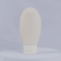 Botella de viaje de silicona crema de 60ml para champú con tapa abatible en un soporte blanco - 60ml / Albaricoque