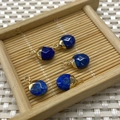 Fünf dunkelblaue facettierte Naturstein-Anhänger mit goldenen Ösen für DIY-Schmuck - Lapislazuli