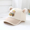 Dettaglio cappellino neonato con orecchie di peluche 3D e toppa di orsetto su escavatore - 52cm (2-5 Anni) / Bianco Sporco