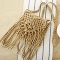 Handgewebte Baumwoll-Schultertasche im Boho-Stil in Cremeweiß mit langen Fransen - Camel