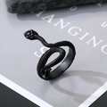 Gotischer mattschwarzer Schlangenring mit Schuppentextur und 3D-Wickeldesign für Herren - Einstellbar Offen / Aufschauende Schlange