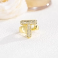 Dettaglio anello a lettera T placcato oro 18k con scintillanti zirconi incastonati - Lettera T