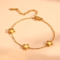 Dettaglio del bracciale a stella dorata con tre ciondoli 18k e catena di estensione regolabile - Bracciale Stella d'Oro