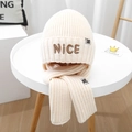 Detail von cremefarbenem Strickmützen- und Schal-Set mit NICE-Stickerei aus Qualitätsgarn - Set / Weiß