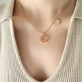 Collar chic de oro rosa con colgante de cara sonriente y amuleto Good Luck en modelo - 39+5cm / Rosa oro