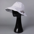 Détail d'un chapeau de soleil en lin à rayures avec large bord et nœud décoratif latéral - M (56-58cm) / Blanc