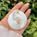Orecchini a onde placcati oro 18k con pavé di zirconi su un modello di orecchio bianco - 2-Stile Catena Geometrica
