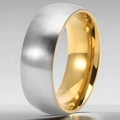 Dettaglio macro dell'anello bicolore in acciaio inossidabile con finitura oro e argento - Misura 6 / Oro
