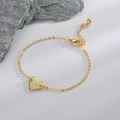 Bracelet minimaliste doré avec pendentif en cœur poli et lettre P gravée dessus - Lettre P
