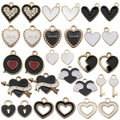 Mix aus Herzanhängern mit schwarzer und weißer Emaille, Flügeln und Strass auf Weiß - Gemischte 30 STUKS Schwarz-Weiße Herzblumen (15 Stile x 2)