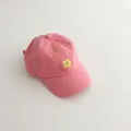 Rosa Kinder Baseballkappe mit gelber Blumenstickerei und verstellbarem Riemen als Sonnenschutz - Gelbes Blumenmuster (Kleine Gelbe Blume) / Rosa / 46-51cm