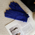 Navy blue faux suede gloves for women featuring cute bow decoration and soft velvet lining - Bow / Blue