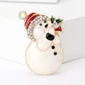 Dettaglio di spilla a pupazzo di neve con cappello rosso e strass su supporto bianco - Bianco