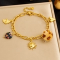 Bracciale in acciaio inossidabile dorato con pompon leopardato, cuore e ciondoli sole - Stile Pendente Dorato Multi-elemento (B1970)