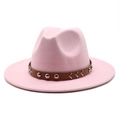 Détail d'un chapeau fedora en laine rose avec bande en cuir brun et clous argentés - M (56-58cm) / Rose