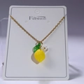 Collar con colgante de limón amarillo, hojas verdes y pequeñas flores blancas - Collar de Colgante de Limón (FH1003-3 Collar)