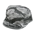 Detailansicht der 5-Panel-Camper-Cap mit Tigerstreifen-Camouflage und Metallösen - Tigerstreifen-Camo (Schwarzgrau) / Schwarz und Grau