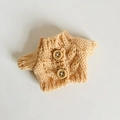 Mini-Strickjacke für Puppen in Beige mit Zopfmuster und zwei Holzknöpfen - Geeignet für 17cm Anhänger / Brauner Holzknopf-Pullover