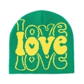 Dettaglio del berretto in maglia verde con motivo jacquard LOVE giallo e cuore decorativo - M (56-58cm) / Verde