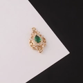 Détail du connecteur goutte doré avec pierre verte et zircons pour bijoux DIY - Vert
