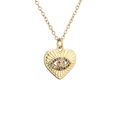 Goldene Herz-Halskette mit buntem Zirkonia-Anhänger im Evil-Eye-Stil auf weißem Grund - Herz Strahlender Zirkonia