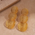 Orecchini geometrici a tre livelli in rete dorata su sfondo di piastrelle minimaliste - Oro